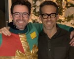 Ryan Reynolds, Hugh Jackman e il maglione brutto natalizio che aiuta i bambini malati