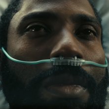 Tenet: un primo piano di John David Washington