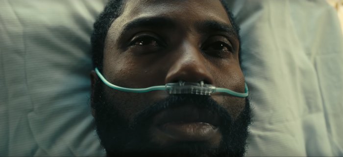 Tenet: John David Washington finge di aver dimenticato il finale per non doverlo spiegare
