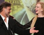 Nicole Kidman e Russell Crowe, vicini di posto in aereo, ma per caso: il selfie