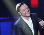Tiziano Ferro canta gli auguri di Natale a Fabio Fazio e Luciana Littizzetto direttamente su Rai2