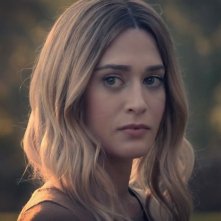 Truth Be Told: Lizzy Caplan in una foto della serie