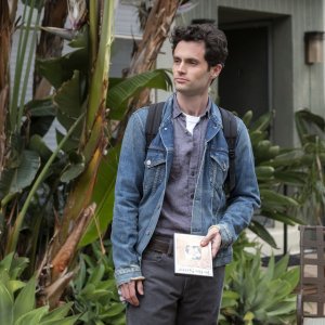 YOU: Penn Badgley in una foto della serie