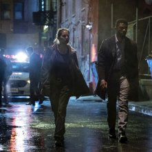 City of Crime: Chadwick Boseman con Sienna Miller in una scena