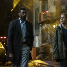 City of Crime: Chadwick Boseman  e Sienna Miller in una scena del film