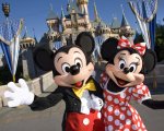 Personaggi Disney molestati nei parchi a tema dai turisti: la polizia indaga
