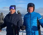 Arnold Schwarzenegger: la foto con Clint Eastwood sulla neve scatena i commenti dei fan