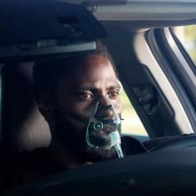 Tenet: John David Washington indossa auna maschera alla guida di un 'auto