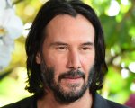 The Matrix 4: Keanu Reeves mangia un gelato in solitudine prima dell'inizio delle riprese