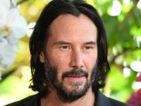 The Matrix 4: Keanu Reeves mangia un gelato in solitudine prima dell'inizio delle riprese