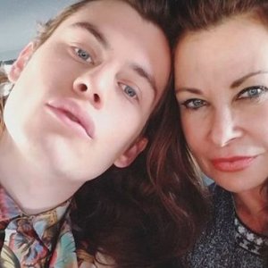 Harry Hains con sua madre Jane Badler