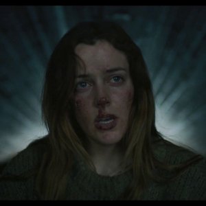 The Lodge: un primo piano di Riley Keough