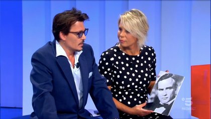 Johnny Depp accanto a Maria De Filippi a C'è posta per te ...