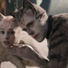 Cats: Robbie Fairchild, Francesca Hayward in una scena del film