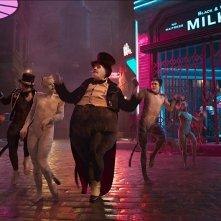 Cats: una scena del film con James Corden, Robbie Fairchild, Laurie Davidson, Francesca Hayward