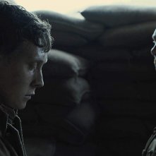 1917: George MacKay, Benedict Cumberbatch in una scena del film