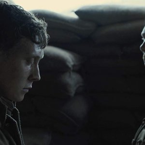 1917: George MacKay, Benedict Cumberbatch in una scena del film