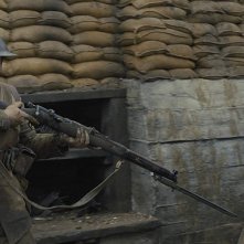 1917: Dean-Charles Chapman in una scena del film