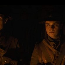 1917: una scena del film con George MacKay, Dean-Charles Chapman