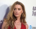 Amber Heard bacia la nuova fidanzata: ecco lei chi è