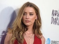 Amber Heard bacia la nuova fidanzata: ecco lei chi è