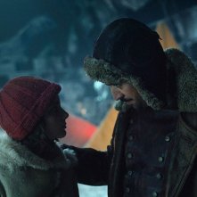 Queste oscure materie: Lin-Manuel Miranda e Dafne Keen in una scena del quinto episodio