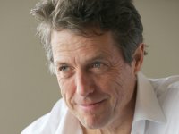 Hugh Grant difende il principe Harry: 'La stampa ha ucciso Lady Diana, ora fa a pezzi Meghan Markle'