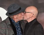 Patrick Stewart e Ian McKellen: un bacio sul red carpet per festeggiare il debutto di Star Trek: Picard
