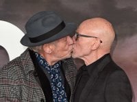 Patrick Stewart e Ian McKellen: un bacio sul red carpet per festeggiare il debutto di Star Trek: Picard