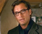Jude Law spiega perché la sua pelle cambia colore in L'amore non va in vacanza
