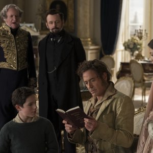 Dolittle: Michael Sheen, Robert Downey Jr. e Harry Collett in una scena del film