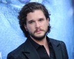 Eternals: le foto dal set confermano una relazione sentimentale per l'eroe di Kit Harington