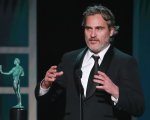 Joaquin Phoenix conforta i maiali al macello di Los Angeles dopo la vittoria ai SAG: 'Devo stare qui'