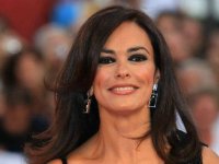 Maria Grazia Cucinotta difende Amadeus: 'A casa faccio un passo indietro anche io'