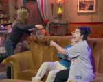 Friends: Jennifer Aniston terrorizza i fan sul set della serie (VIDEO)