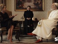 The New Pope: Sharon Stone a piedi nudi dal Papa per i matrimoni gay (VIDEO)