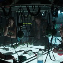 Underwater: Vincent Cassel, Kristen Stewart, T.J. Miller, Jessica Henwick, Mamoudou Athie in una scena del film