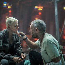 Underwater: Kristen Stewart con Vincent Cassel in una scena del film