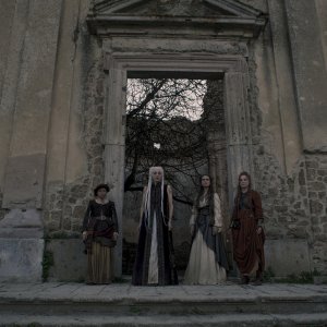 Luna Nera: una foto di scena con il cast