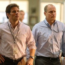 Attacco alla verità - Shock and Awe: una scena con James Marsden e Woody Harrelson