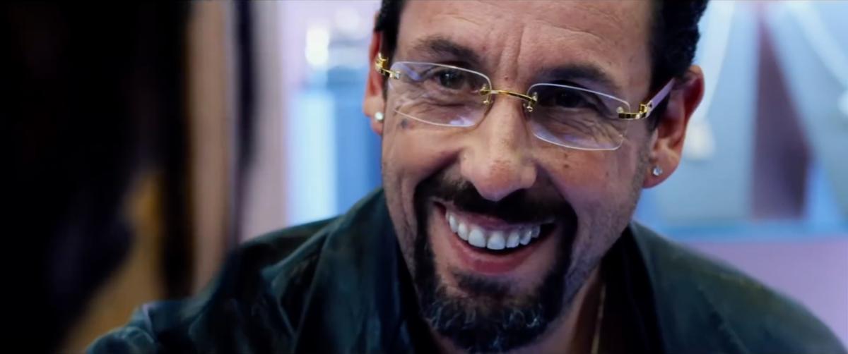 Primissimo piano di Adam Sandler in Diamanti grezzi