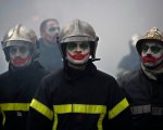 Truccati come il Joker: i vigili del fuoco protestano a Parigi
