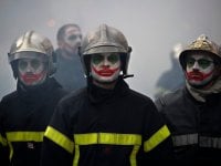 Truccati come il Joker: i vigili del fuoco protestano a Parigi