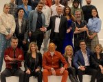 Sanremo 2020: Junior Cally e Rita Pavone mano nella mano nella foto ufficiale dei big