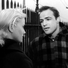 Marlon Brando in una scena di Fronte del porto