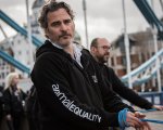 Joaquin Phoenix, protesta contro gli allevamenti intensivi a Londra