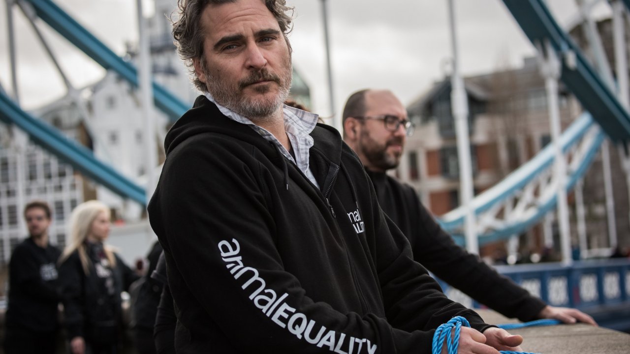 Joaquin Phoenix piange sangue per l'abbattimento dei maiali del rifugio Cuori liberi