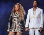 Beyoncé  e Jay-Z restano seduti durante l'inno nazionale al Super Bowl 2020