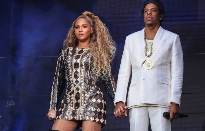 Beyoncé e Jay-Z restano seduti durante l'inno nazionale al Super Bowl 2020