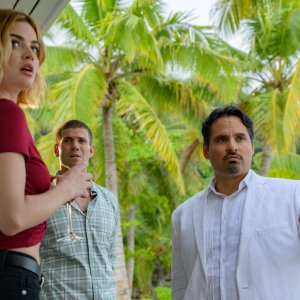 Fantasy Island: Michael Peña, Lucy Hale, Austin Stowell in una scena del film